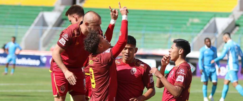 Los jugadores de Real Oruro celebran el primer tanto ante San Antonio en el estadio Jesús Bermúdez.