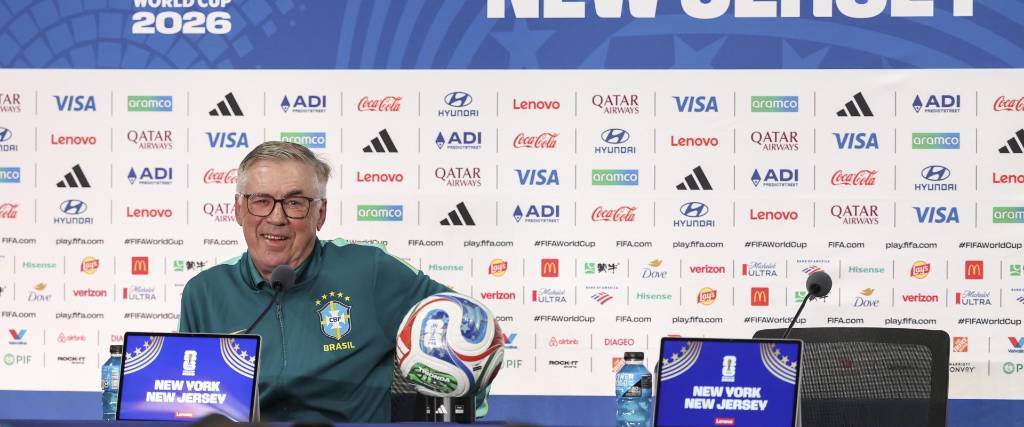 El seleccionador de Brasil Carlo Ancelotti habla en una rueda de prensa.