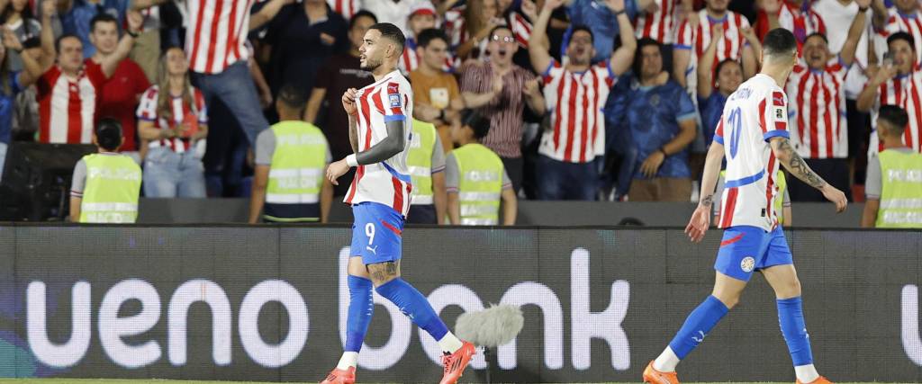 El encuentro se juega en el estadio Defensores del Chaco