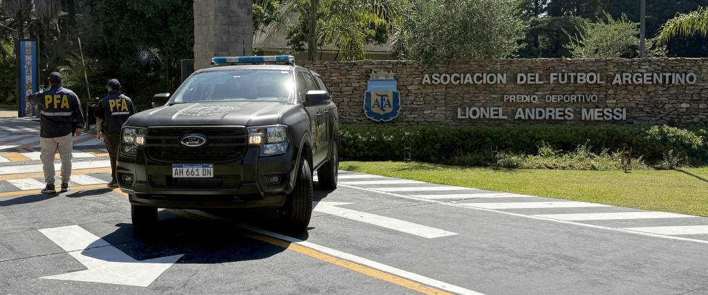 Un camión de la Policía Federal permanece afuera del predio de entrenamiento de la Asociación del Fútbol Argentino (AFA) en Ezeiza, provincia de Buenos Aires