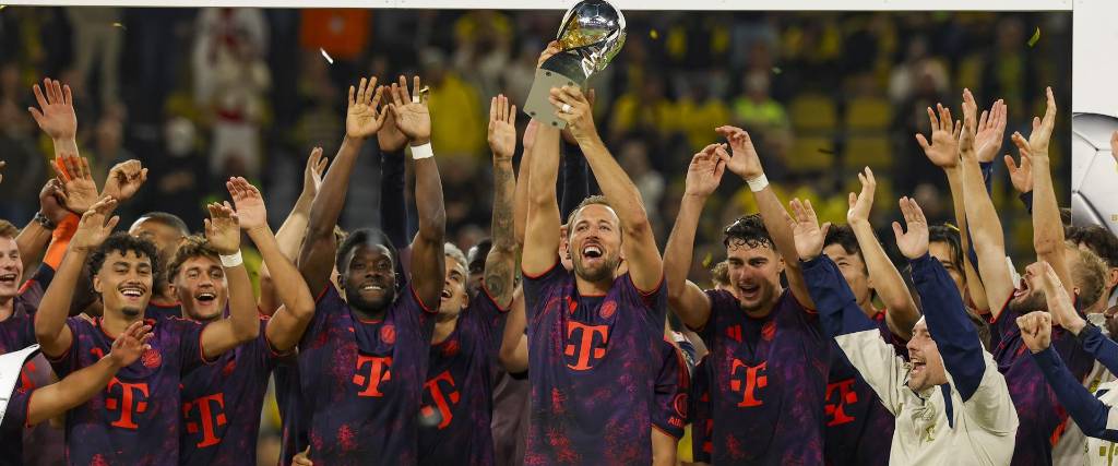 Bayern Munich celebra con el trofeo en manos la Supercopa de Alemania.