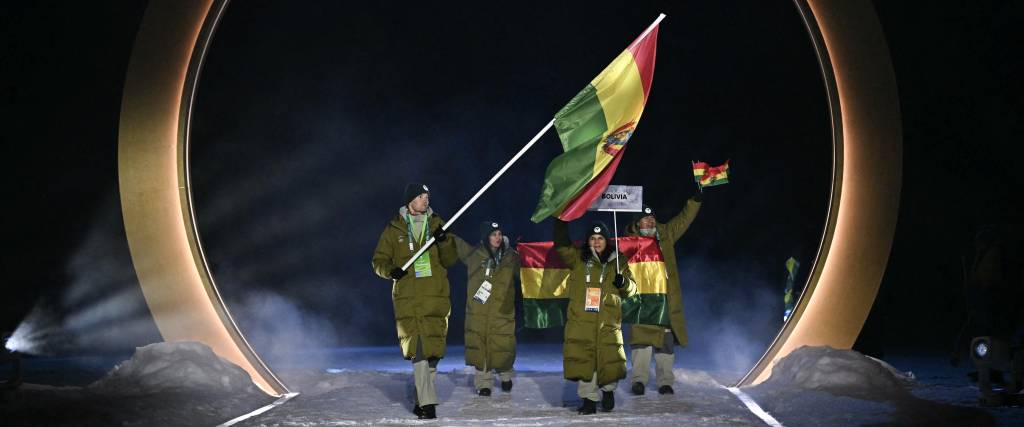 Timo Juhani Gronlund con la tricolor en la ceremonia en Italia.