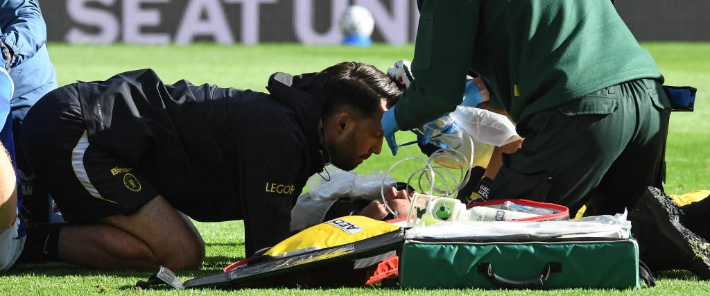 Emiliano Martínez siendo atendido por los médicos del club Chelsea.