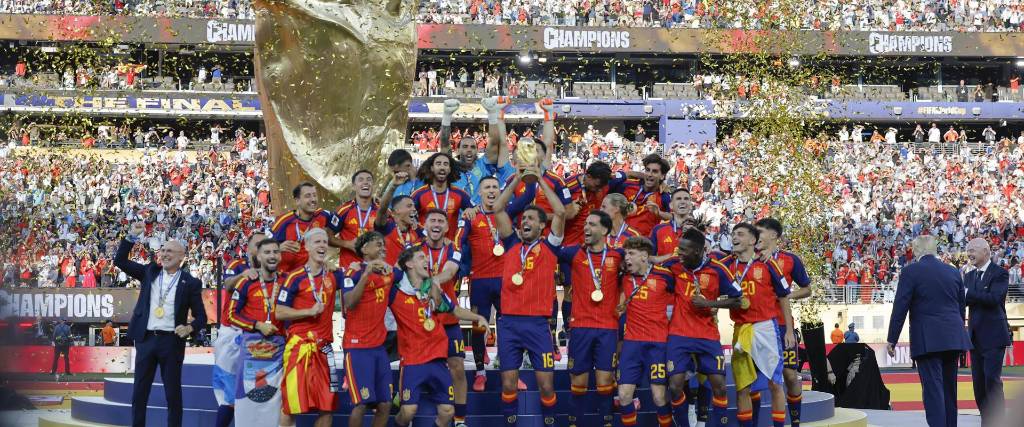 Jugadores de España celebran con el trofeo del Mundial de la FIFA 2026 este domingo, tras vencer a Argentina 