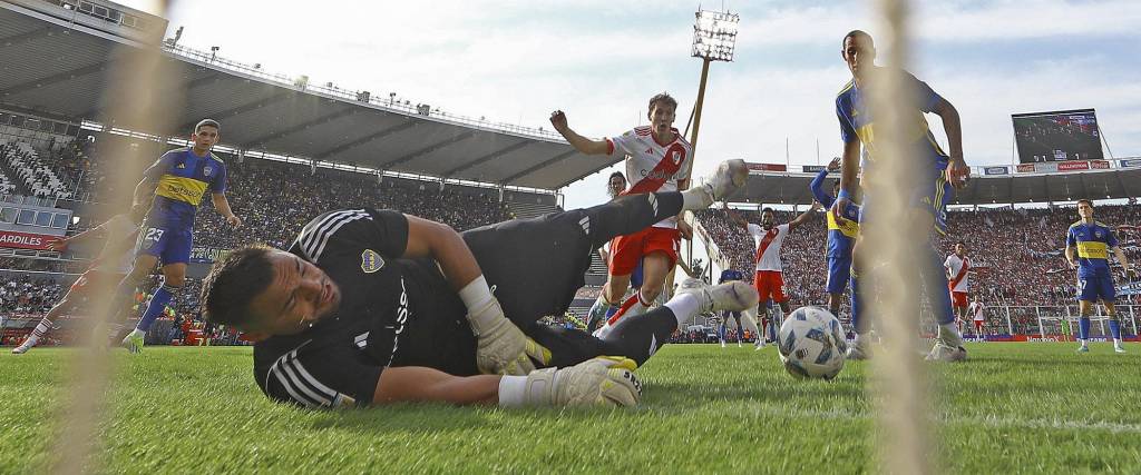 Romero ya sacó el balón que los jugadores de River Plate gritaron como gol