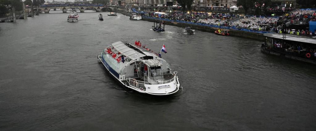 Desfile de delegaciones en el río Sena. 