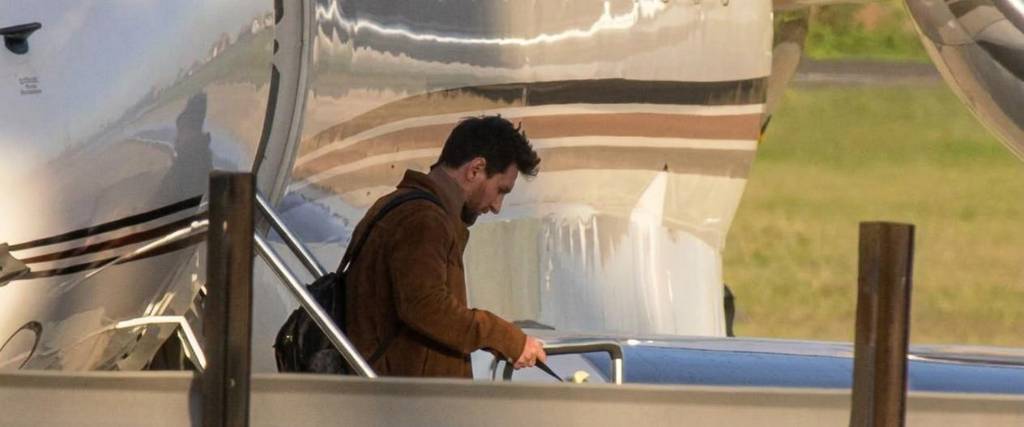Lionel Messi baja del avión y se prepara para su partido de despedida en la Albiceleste.