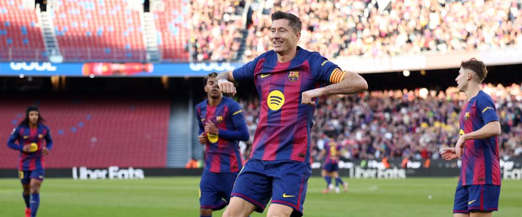 Robert Lewandowski, celebra el primer gol durante el partido