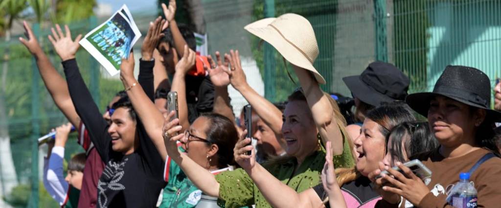 Aficionados mexicanos saludan a sus futbolistas. 