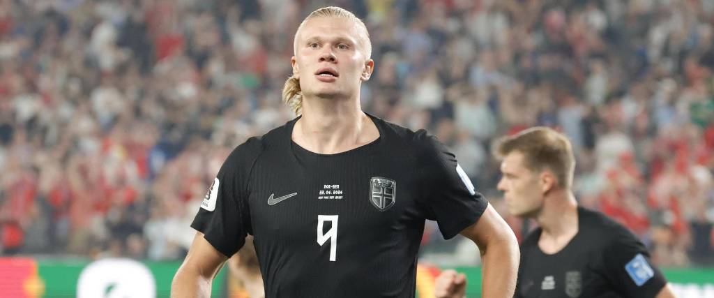 Erling Haaland de Noruega celebra un gol ante Senegal en el estadio MetLife en Nueva Jersey.