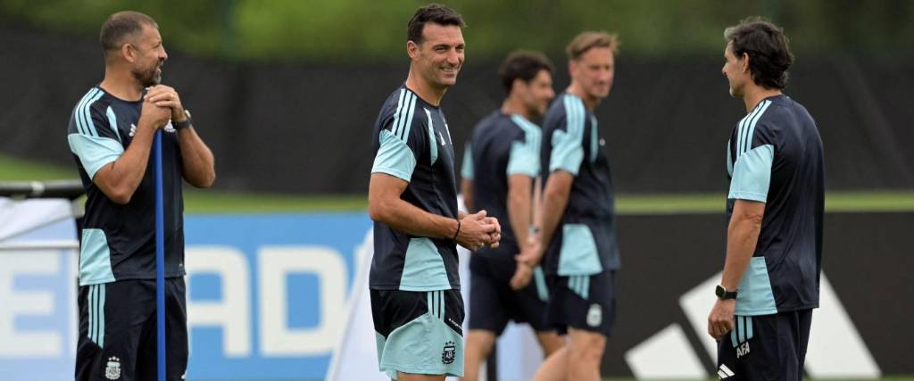 El entrenador de la selección de Argentina Lionel Scaloni (centro) conversa con sus colaboradores. 
