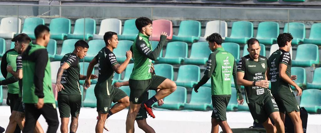 Óscar López (centro), el mediocampista de la selección boliviana en el entrenamiento de este martes.