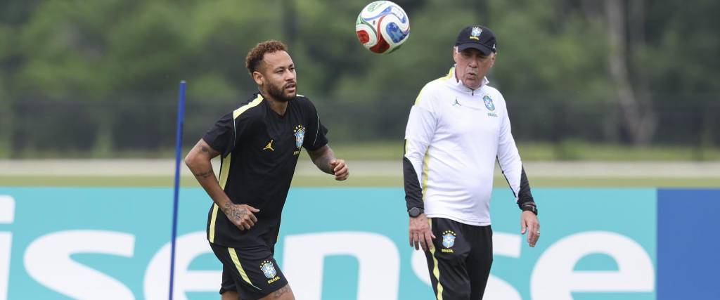 El seleccionador de Brasil, Carlo Ancelotti (d), observa al jugador Neymar durante un entrenamiento.