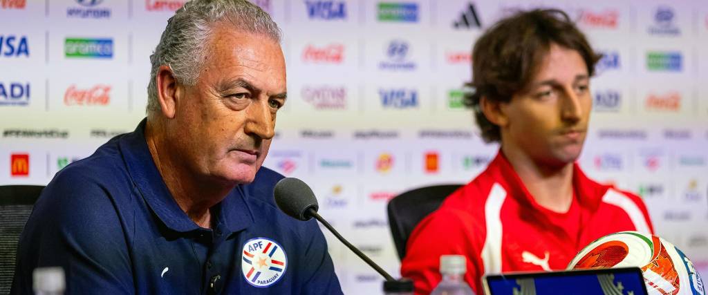 El seleccionador de Paraguay, Gustavo Alfaro (izq.) junto con el jugador Galarza.