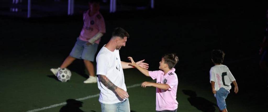 Messi y sus hijos el día de la presentación