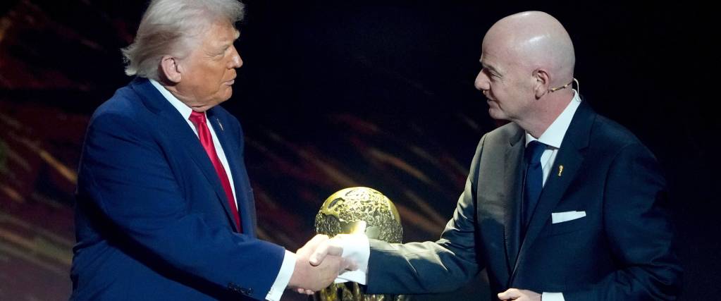 El presidente de los Estados Unidos Donald Trump (izq.) junto con el titular de la FIFA Gianni Infantino. 
