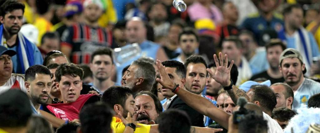 Los hinchas se enfrascaron en una pelea con los futbolistas