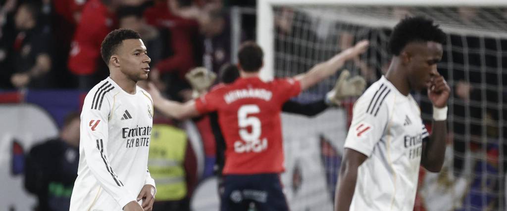 El francés Kylian Mbappé (i) al finalizar el partido de la jornada 25 de LaLiga que disputaron CA Osasuna y Real Madrid, este sábado en el estadio de El Sadar, en Pamplona