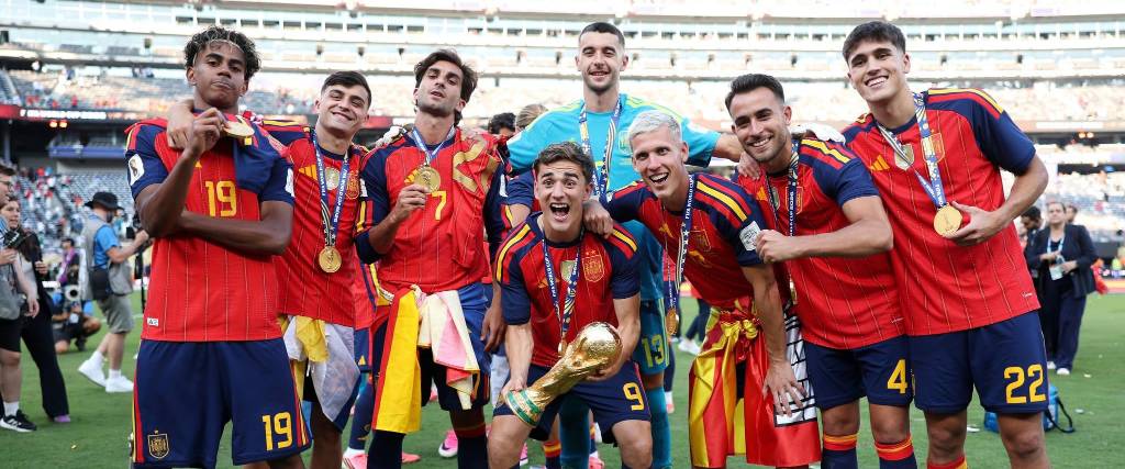 Yamal (izq.), Pedri, Torres, Gavi, Joan García, Olmo, Eric García y Cubarsí; los ocho jugadores del FC Barcelona.