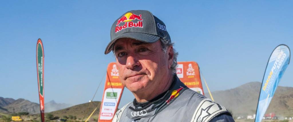 El piloto español del equipo Audi Sport, Carlos Sainz, posa para una fotografía tras la línea de meta de la etapa 11 del Rally Dakar 2024 entre Al-Ula y Yanbu, Arabia Saudita, este jueves.