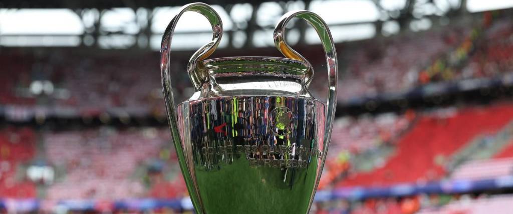 El trofeo se exhibe en el césped antes de la final de la Champions League.