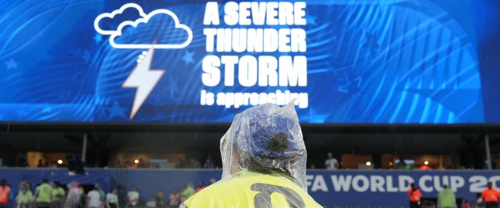 Un voluntario de la FIFA observa un anuncio de tormenta eléctrica severa en partido Francia e Irak.