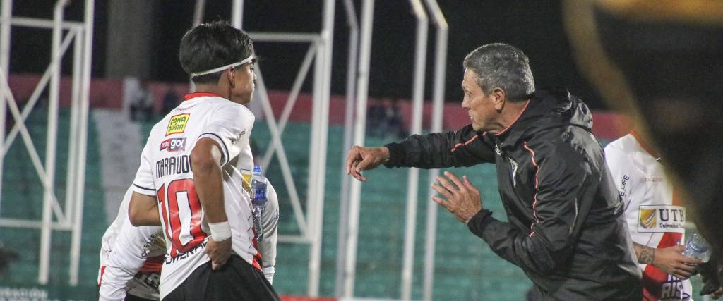 Soria durante el partido ante Real Tomayapo, el último que dirigió en el equipo alteño