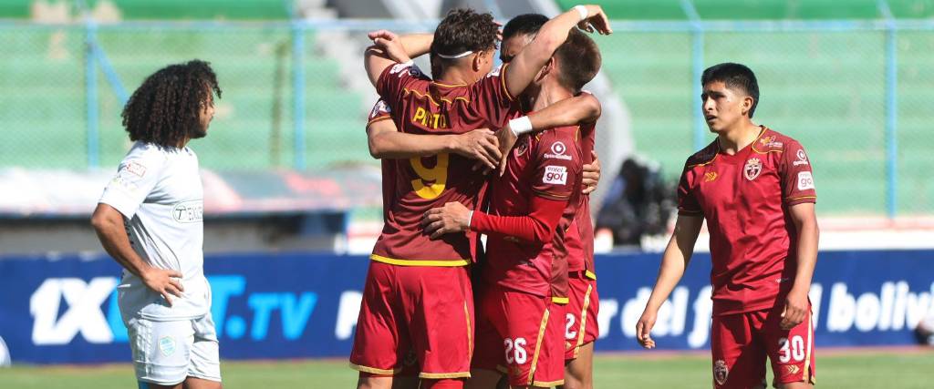 Los jugadores de Real Oruro celebran el gol que les otorgó las tres unidades ante Aurora.