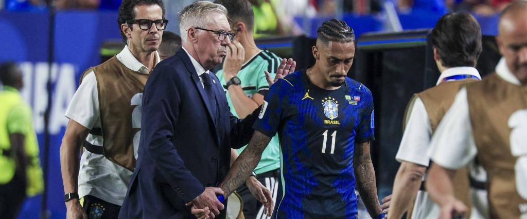 El entrenador de Brasil Carlo Ancelotti consuela a Raphinha en el juego ante Haití.