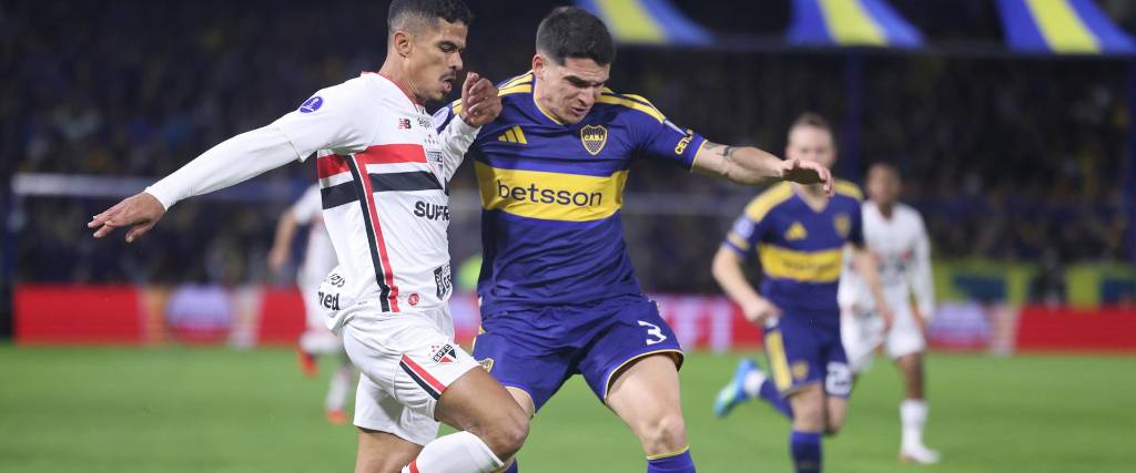Lautaro Blanco (c) de Boca Juniors disputa el balón con Lucas Ramon de Sao Paulo.