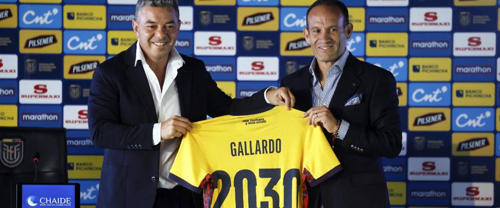 El técnico argentino Marcelo Gallardo (izq.) posa junto al presidente de la Federación Ecutoriana de Fútbol, Francisco Egas. 
