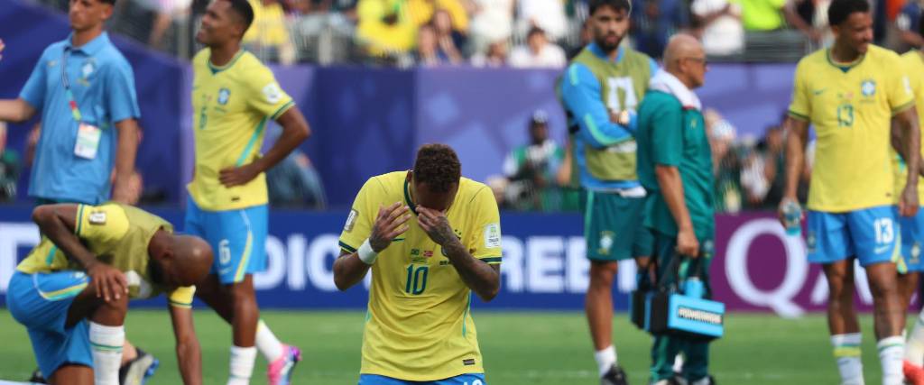 Neymar (c) llora por la eliminación de Brasil en el Mundial 2026. 