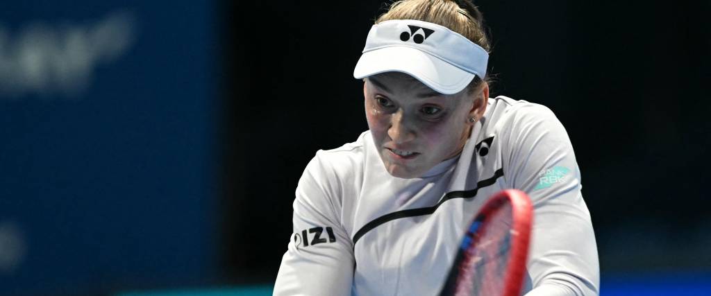 La kazaja Elena Rybakina devuelve una pelota ante su compatriota Yulia Putintseva durante el torneo de tenis WTA. 