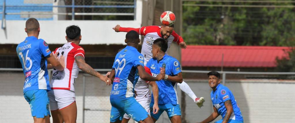 Momento del gol de Universitario de Vinto