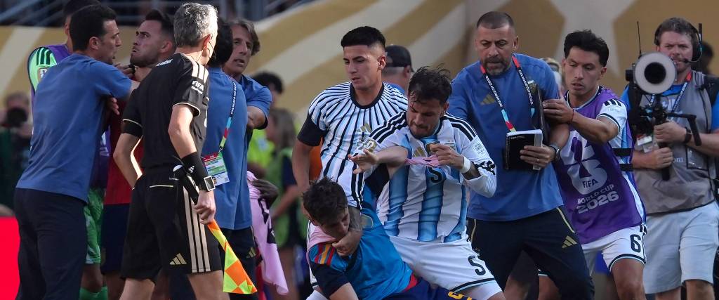 Leandro Paredes (c) de Argentina empuja a Gavi (abajo) de España al finalizar el partido de la final.