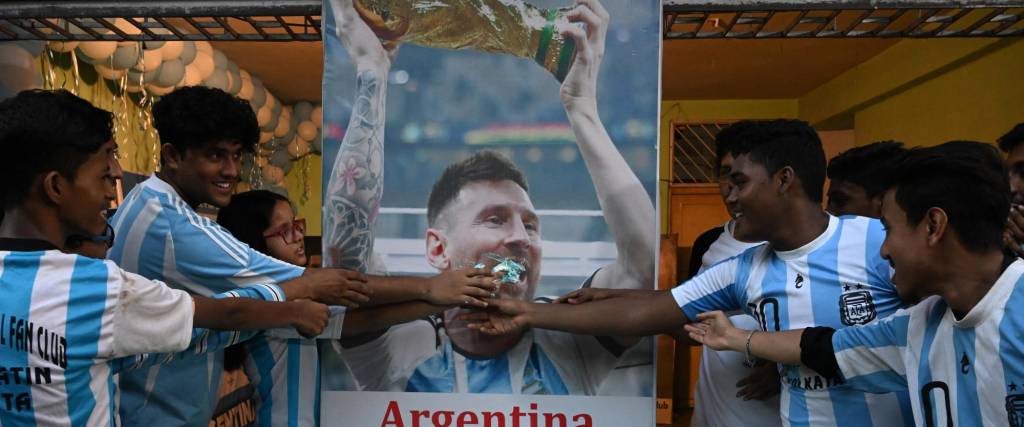 Hinchas de Messi en India celebrando su cumpleaños