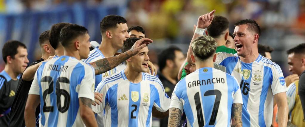 Jugadores de Argentina tras la final ante Colombia