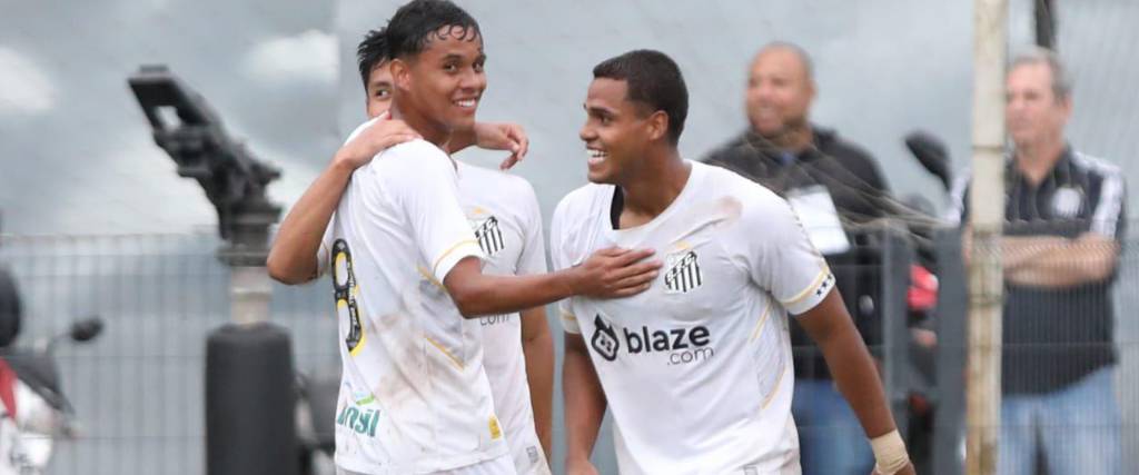 Enzo Monteiro se despachó con tres goles en la victoria del Santos sub-20 por 9-2 a Desportivo Brasil.