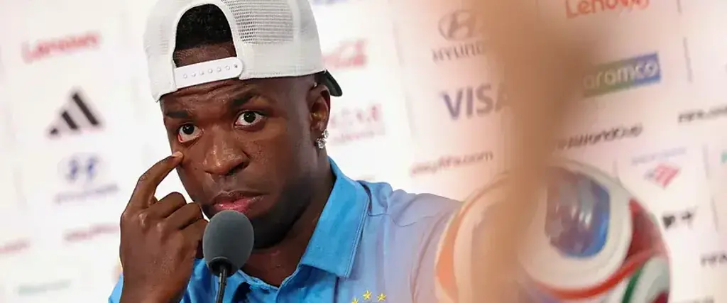 Vinícius Jr. intentó dar declaraciones en español, pero el oficial de la FIFA explicó que no era posible