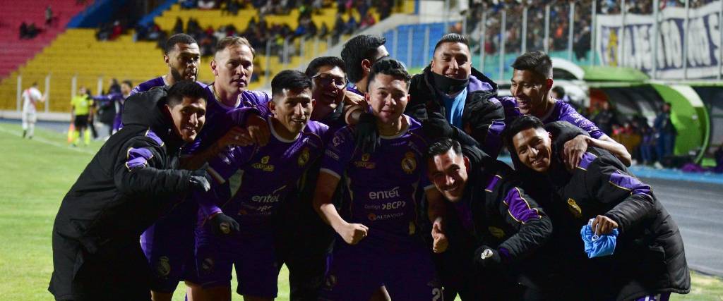 Los jugadores de Real Potosí celebran el único tanto del clásico ante Nacional.