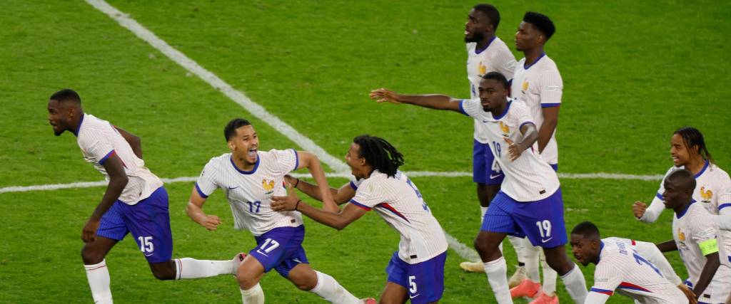 Los jugadores franceses terminaron celebrando la victoria conseguida ante Portugal por 5-3 en penales.