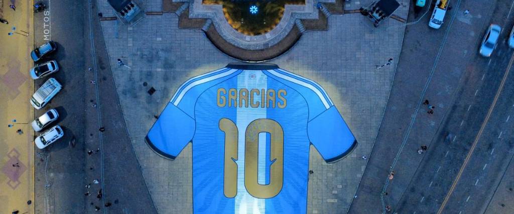 Esta vista aérea muestra una camiseta gigante que conmemora la despedida de Lionel Messi de la selección argentina de fútbol, exhibida en el Monumento Nacional a la Bandera en Rosario
