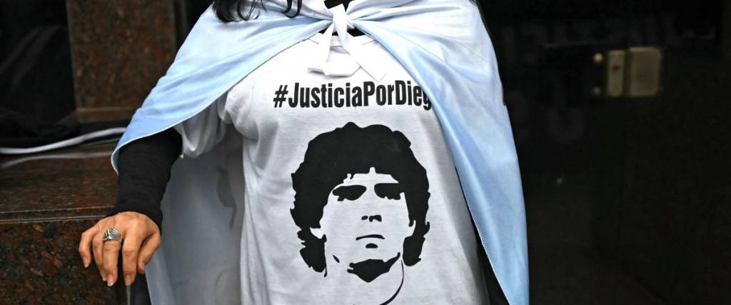 Una fanática de Maradona pide justicia y lo refleja en su camiseta.