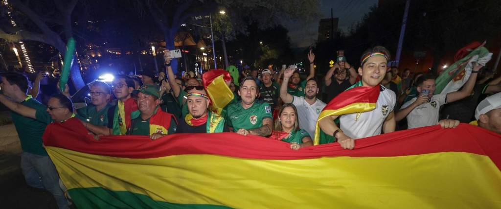 La hinchada boliviana en Monterrey se dio modos para expresar su respaldo a la Verde