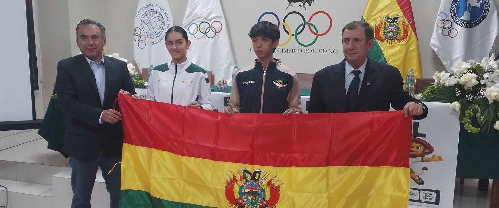 El viceministro de deportes, Roberto Bustamante (izq.) junto con la esgrimista Briana Iriarte, el taekwondista Alejandro Tordoya y Marco Arze, titular del COB.