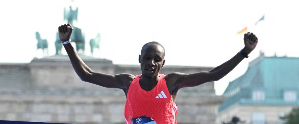 El keniano Sabastian Sawe cruza la meta para ganar la 51ª edición del Maratón de Berlín.,