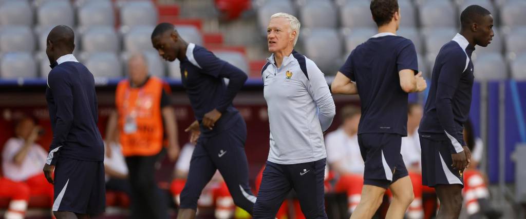 El seleccionador de Francia, Didier Deschamps (centro) en pleno entrenamiento.