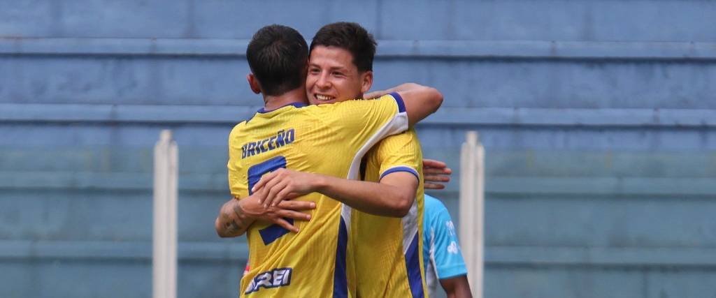 El abrazo entre Briceño (izq.) y Rea, jugadores de ABB, tras convertir el primer tanto ante San Antonio.