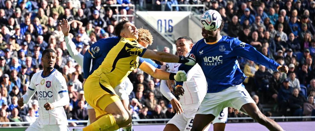 El choque entre el guardameta del Chelsea, Emiliano Martinez, y el defensa del Everton Jarrad Branthwaite. 