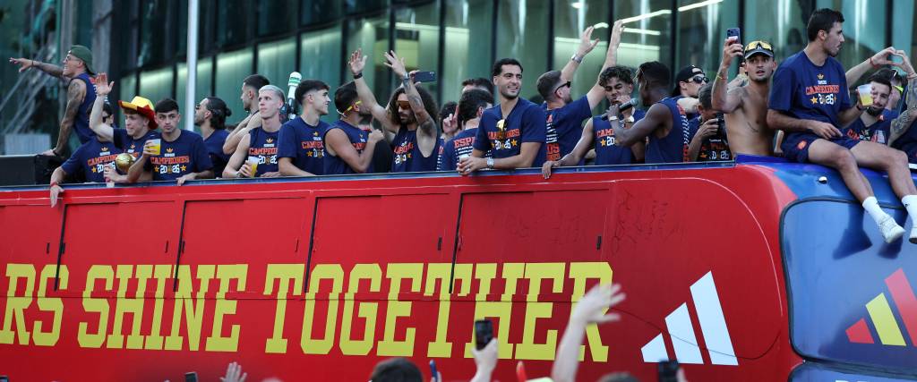 Los jugadores de Espana a bordo de un bus celebran con su hinchada